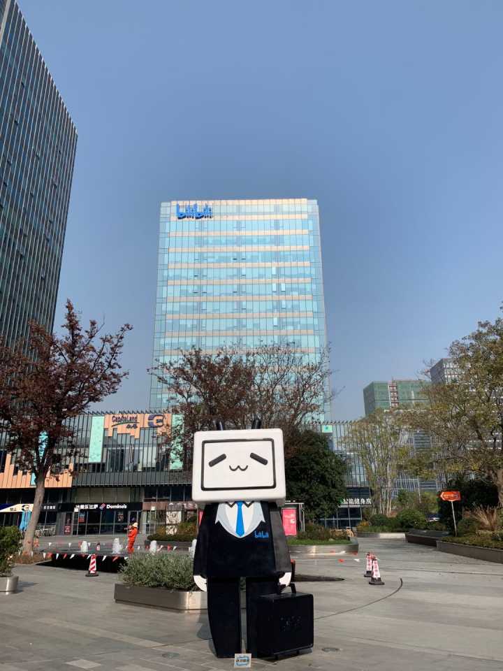 你在 B 站看番剧，别人在 B 站学 Python